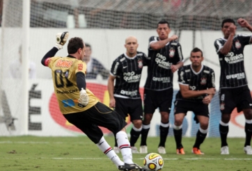 VIDEO: Siêu thủ môn Rogerio Ceni nới thêm kỷ lục bằng siêu phẩm đá phạt