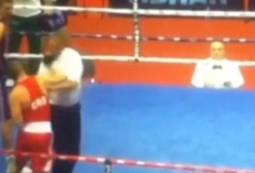 Võ sĩ đấm trọng tài ngay trên sàn đấu