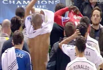 VIDEO: Hành động đổi áo 'ngớ ngẩn' của Balotelli ngay giữa trận