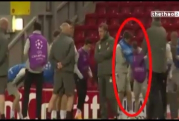 VIDEO: Gần đèn thì rạng, gần Balotelli thì đen - Borini không mặc nổi áo tập