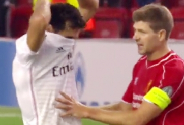 VIDEO: Gerrard khiến đồng đội cũ chưng hửng vì từ chối đổi áo