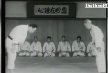 VIDEO: Võ sư lão niên dễ dàng quật ngã 4 võ sỹ lực lưỡng