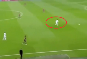 VIDEO: Ronaldo nổi xung khi bị cầu thủ Barca chơi bóng ma