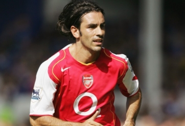 Huyền thoại của Arsenal bị đánh ngay trên sân