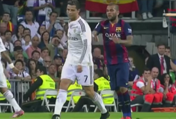 Alves định ăn thua đủ vì bị Ronaldo tung cước