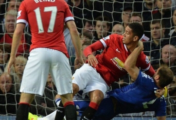 VIDEO: Hậu vệ kéo người lộ liễu, Man Utd vẫn thoát penalty đầy may mắn