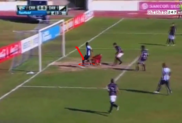 VIDEO: Tình huống bỏ lỡ khó tin ở khoảng cách 2m