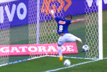 VIDEO: Tình huống phá bóng cứu thua không thể khó hơn