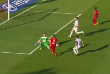 VIDEO: Pha bỏ lỡ khó tin nhất năm tại giải Australia