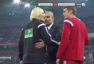 VIDEO: Hành động khiếm nhã của HLV Guardiola với nữ trọng tài Bundesliga