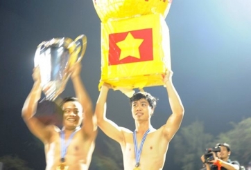 Công Phượng và đồng đội khoe cơ bắp sau khi giành Cúp