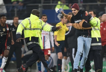 VIDEO: Ribery bị fan cuồng của Hamburger tát vào mặt