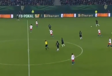 VIDEO: Xem thủ thành Neuer phô diễn tài năng ở... giữa sân