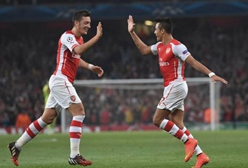 Alexis Sanchez bất mãn với Mesut Oezil?