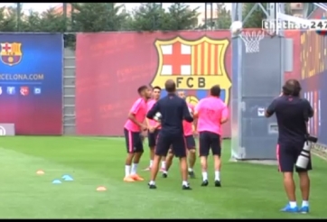 VIDEO: Messi ghi bàn bằng đầu theo kiểu tiki-taka trong ...bóng rổ