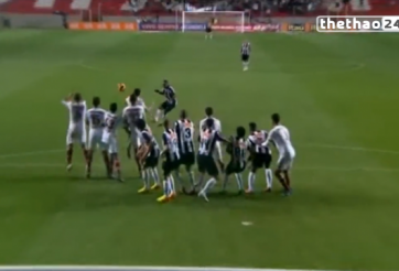 VIDEO: Hai pha sút phạt chôn chân thủ môn đối phương của Ronaldinho