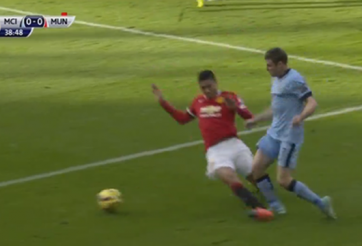 VIDEO: Phút 39, Smalling nhận thẻ đỏ rời sân (ManCity - ManU)