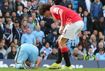 VIDEO: Cho Aguero nằm sân, Fellaini bị nghi nhổ vào đối thủ