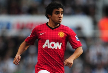 HLV Van Gaal lý giải việc không sử dụng Rafael da Silva