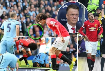 Nghi án Fellaini phun nước bọt vào đầu Sergio Aguero