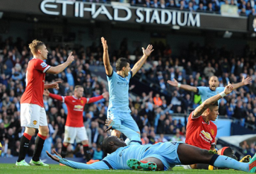 VIDEO: Ngã nhiều trong vòng cấm của Man Utd, Man City không được quả penalty nào