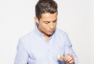 Ronaldo vui vẻ ăn bánh hình nội y