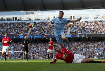 Sau Van Persie, thêm 1 cầu thủ M.U bị chê ‘ngu ngốc’