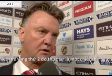 VIDEO: HLV Van Gaal - 'Thẻ đỏ của Smalling thật ngu ngốc!'