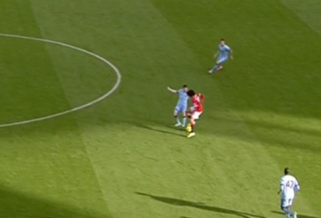 VIDEO: Xem Fellaini khống chế bóng và qua người như Zidane