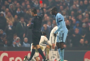 VIDEO: Fernandinho và Yaya Toure lần lượt nhận thẻ đỏ (Man City 1-2 CSKA)