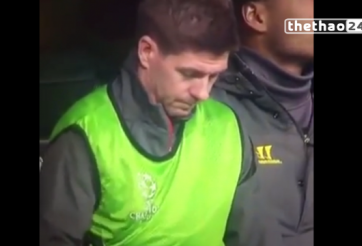 VIDEO hài hước: Khi Gerrard thấy trận đấu của Liverpool quá nhàm chán