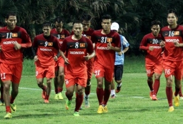 ĐT Việt Nam đội mưa luyện tập chuẩn bị cho trận gặp Palestine