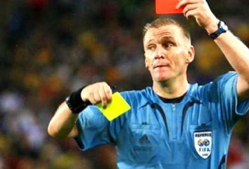 VIDEO: Trọng tài gặp họa vì rút thẻ đỏ đuổi 2 thủ môn Barcelona