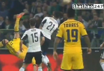 VIDEO: Tình huống ngả bàn đèn tuyệt đẹp sau pha đánh gót ngẫu hứng của đồng đội