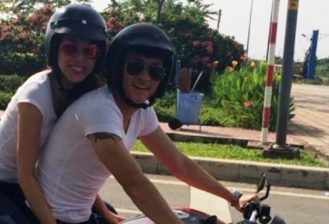 Công Vinh - Thủy Tiên bị chỉ trích vì khoe xe 'khủng'