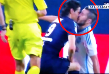 VIDEO: Hài hước cảnh Cavani 'khóa môi' cầu thủ đối phương ngay trên sân