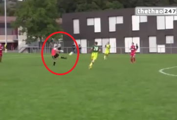 VIDEO: Lao ra ngoài vòng cấm phá bóng như Neuer, thủ môn ghi bàn thắng tuyệt đẹp