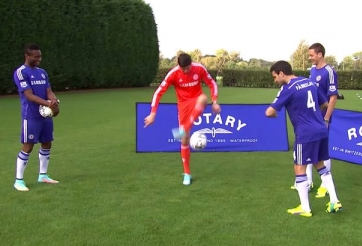 VIDEO: Sao Chelsea đọ kỹ thuật cá nhân, Courtois trổ tài đáng kinh ngạc