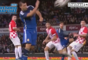 VIDEO: Aguero dùng tay đầy bóng vào lưới của Croatia