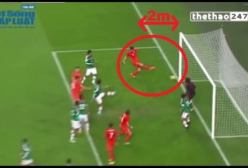 VIDEO: Pha bỏ lỡ không tưởng ở khoảng cách 2m của Hunterlaar