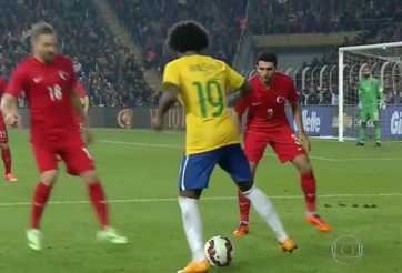 VIDEO: Willian biến hai hậu vệ Thổ Nhĩ Kỳ thành khán giả bất đắc dĩ