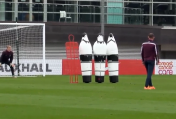 Video: Pha đá phạt của Rooney khiến Joe Hart chôn chân trên sân tập