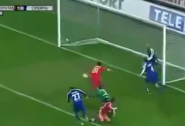 VIDEO hài hước: Tuyển tập pha bóng sút ra ngoài khó hơn sút vào trong