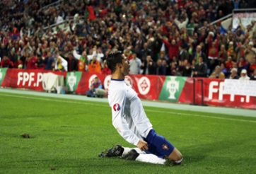 Ronaldo nói gì về cuộc chạm trán với Messi?