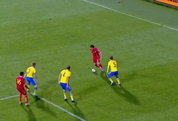 VIDEO: Cầu thủ Montenegro biến 3 cầu thủ Thụy Điển thành 3 chú hề