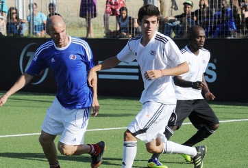 VIDEO: Con trai Zidane xử lý bóng điệu nghệ không thua gì bố