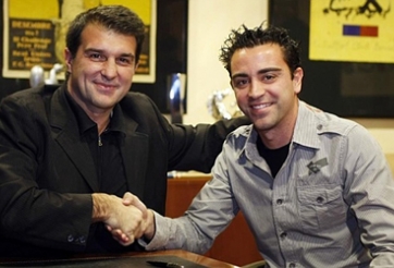 Sau Mourinho, Joan Laporta lại muốn Xavi làm HLV Barca