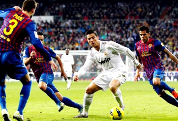 VIDEO: Xem C.Ronaldo đi bóng qua Messi, Puyol, Xavi, Iniesta...