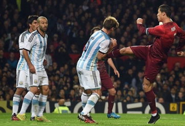 VIDEO: Ham sút bóng, CR7 suýt 'phá hỏng đời trai' hậu vệ Argentina