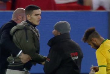 VIDEO: Ký tặng bất thành, Neymar ném bút trả lại CĐV Barca